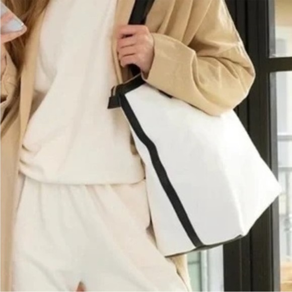 NWT WALTER BAKER Ivory Carly Day Tripper Canvas Weekender - Picture 3 of 4